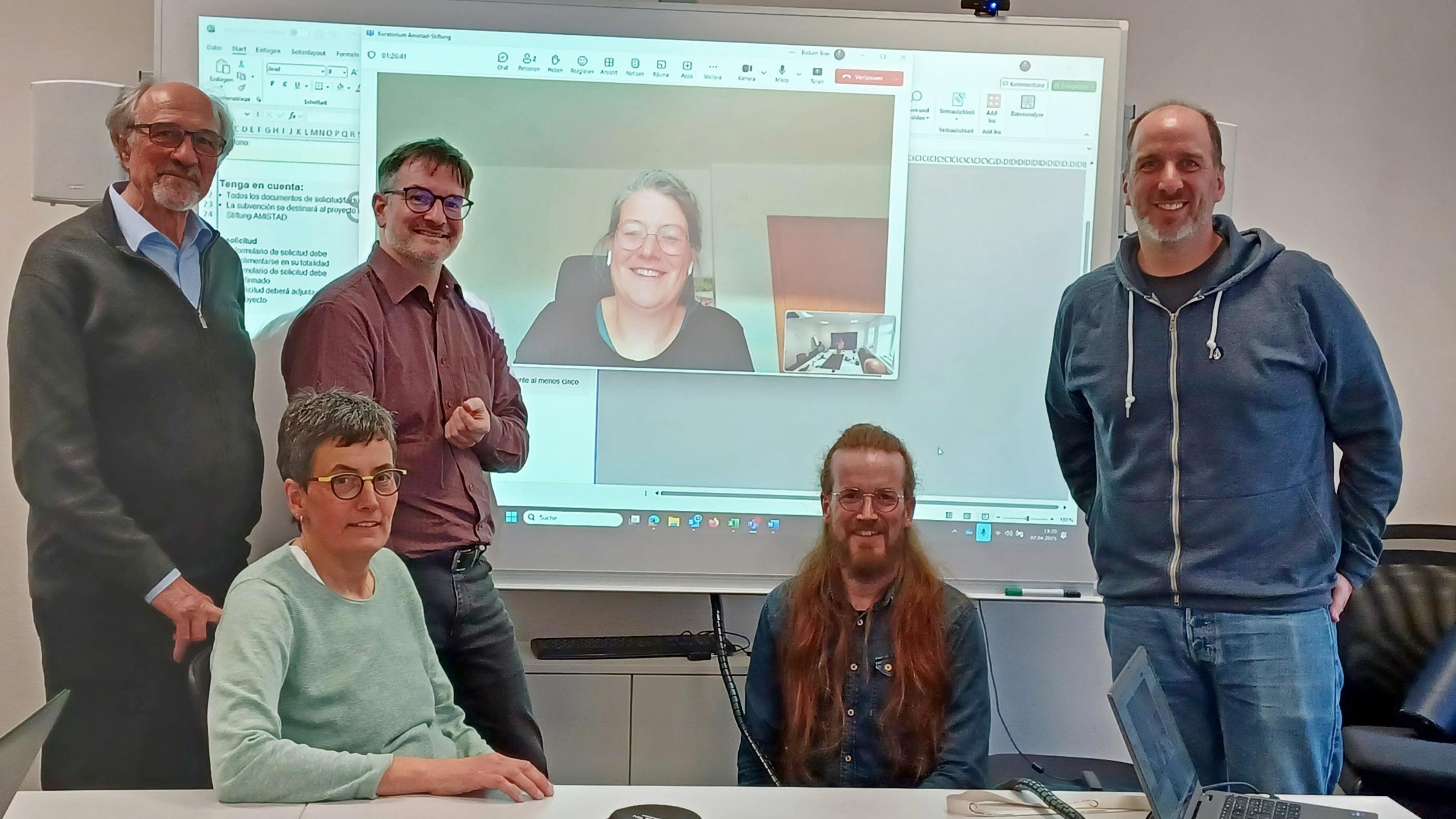 Gruppenfoto des neuen Kuratoriums (Msgr. Martin Lörsch, Susanne Mülhausen, Christian Heckmann, Volker Lenz, Kai Wichmann (vlnr.) und auf dem Bildschirm Kerstin Wesely)
