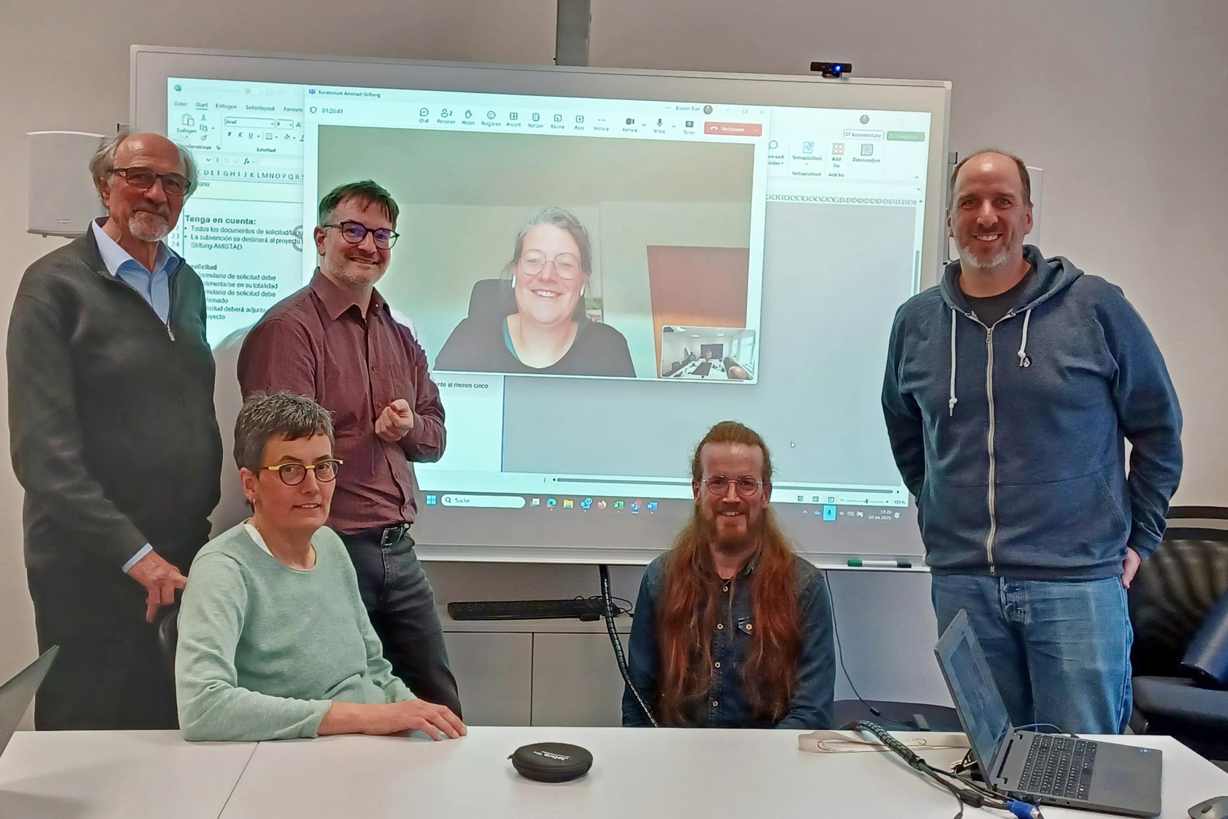 Gruppenfoto des neuen Kuratoriums (Msgr. Martin Lörsch, Susanne Mülhausen, Christian Heckmann, Volker Lenz, Kai Wichmann (vlnr.) und auf dem Bildschirm Kerstin Wesely)