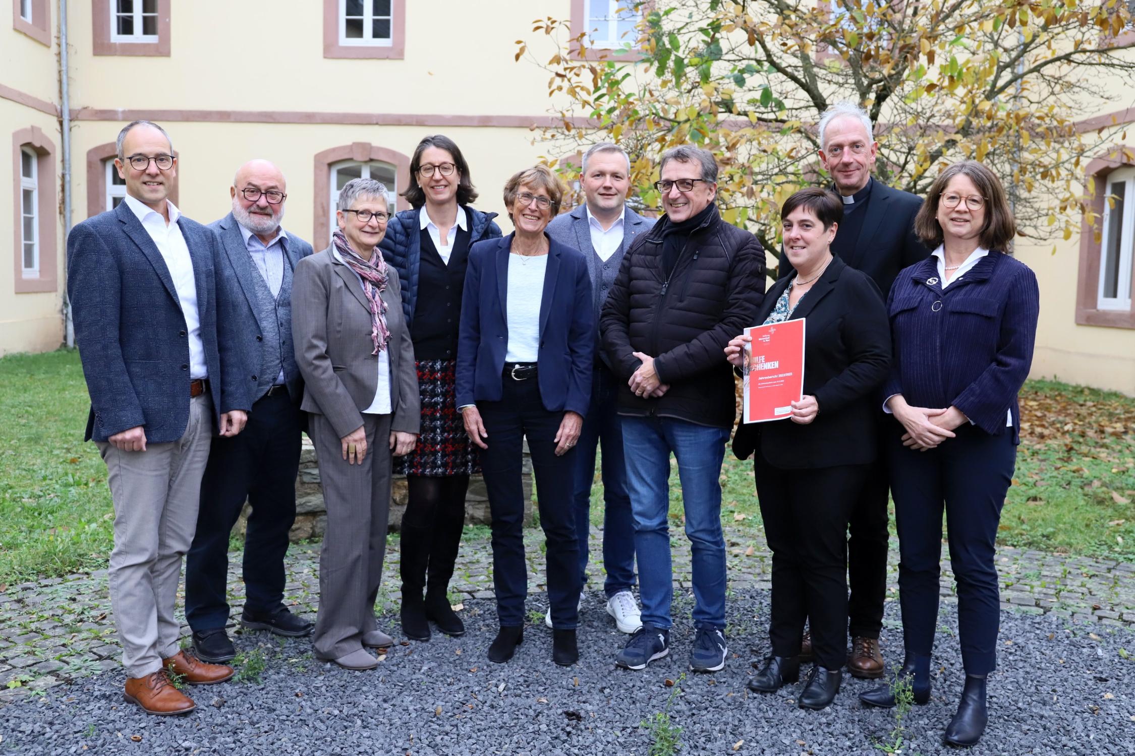 Das Kuratorium der Stiftung Menschen in Not