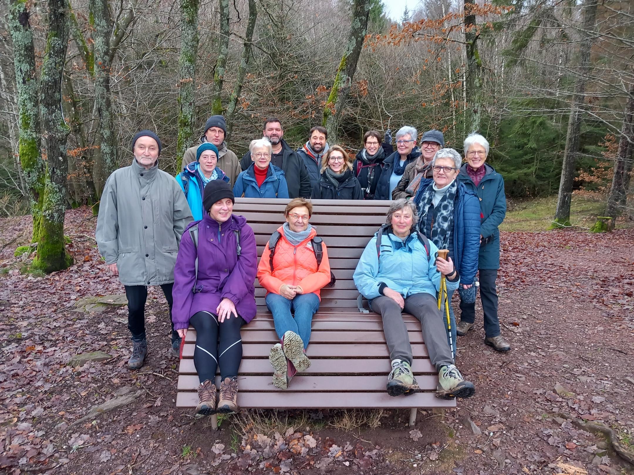 Teilnehmende des Hoffnungsschimmer-Projektes auf dem Pilgerweg rund um den See in Losheim.