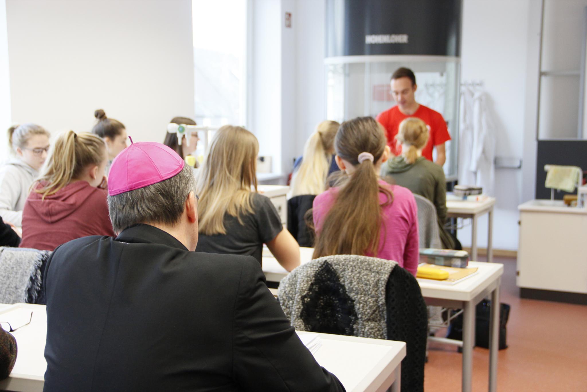 Bischof Ackermann besuchte im vergangenen Jahr das Angela-Merici-Gymnasium