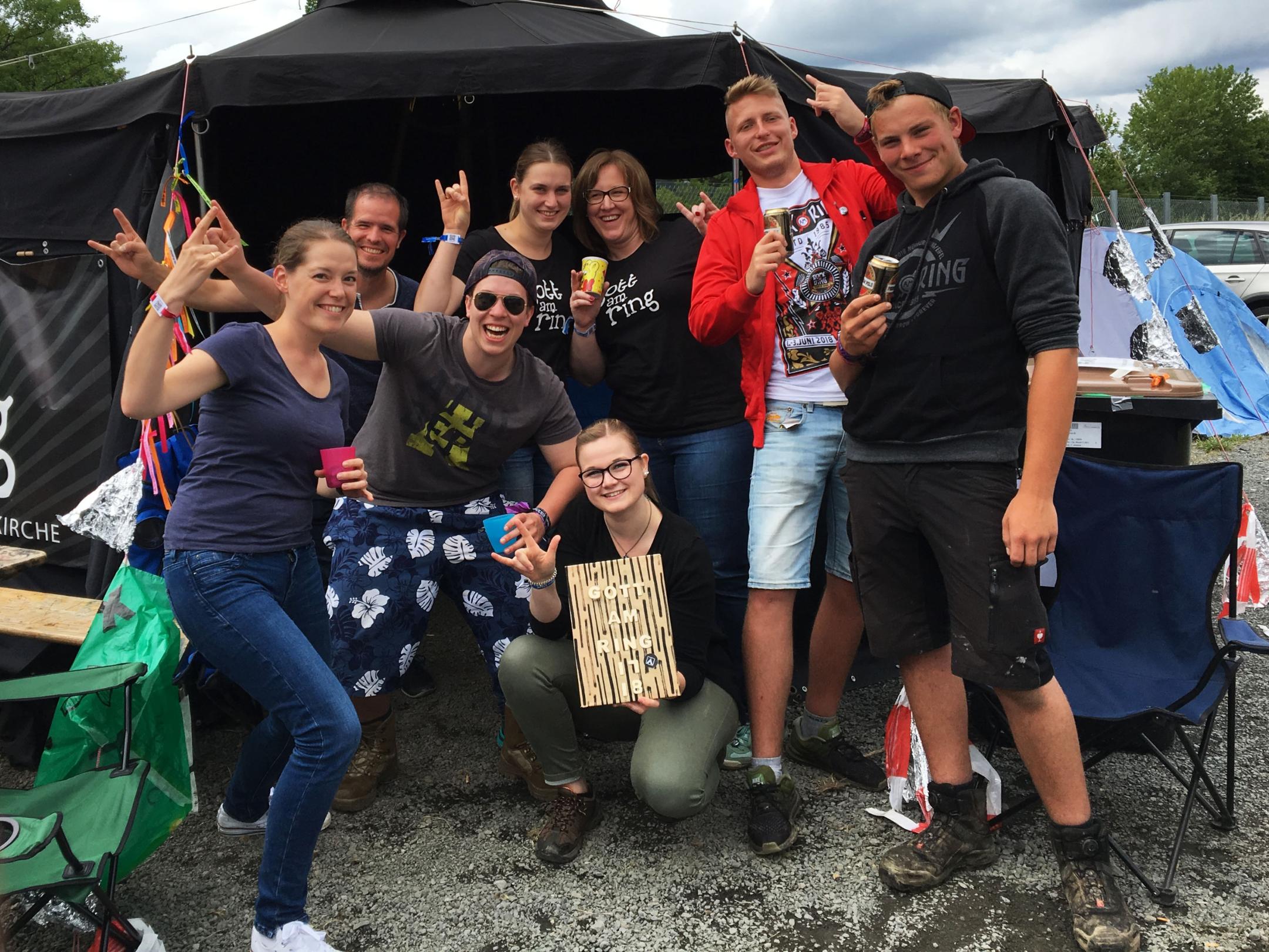 Am Kirchenzelt herrscht ausgelassene Festivalstimmung.