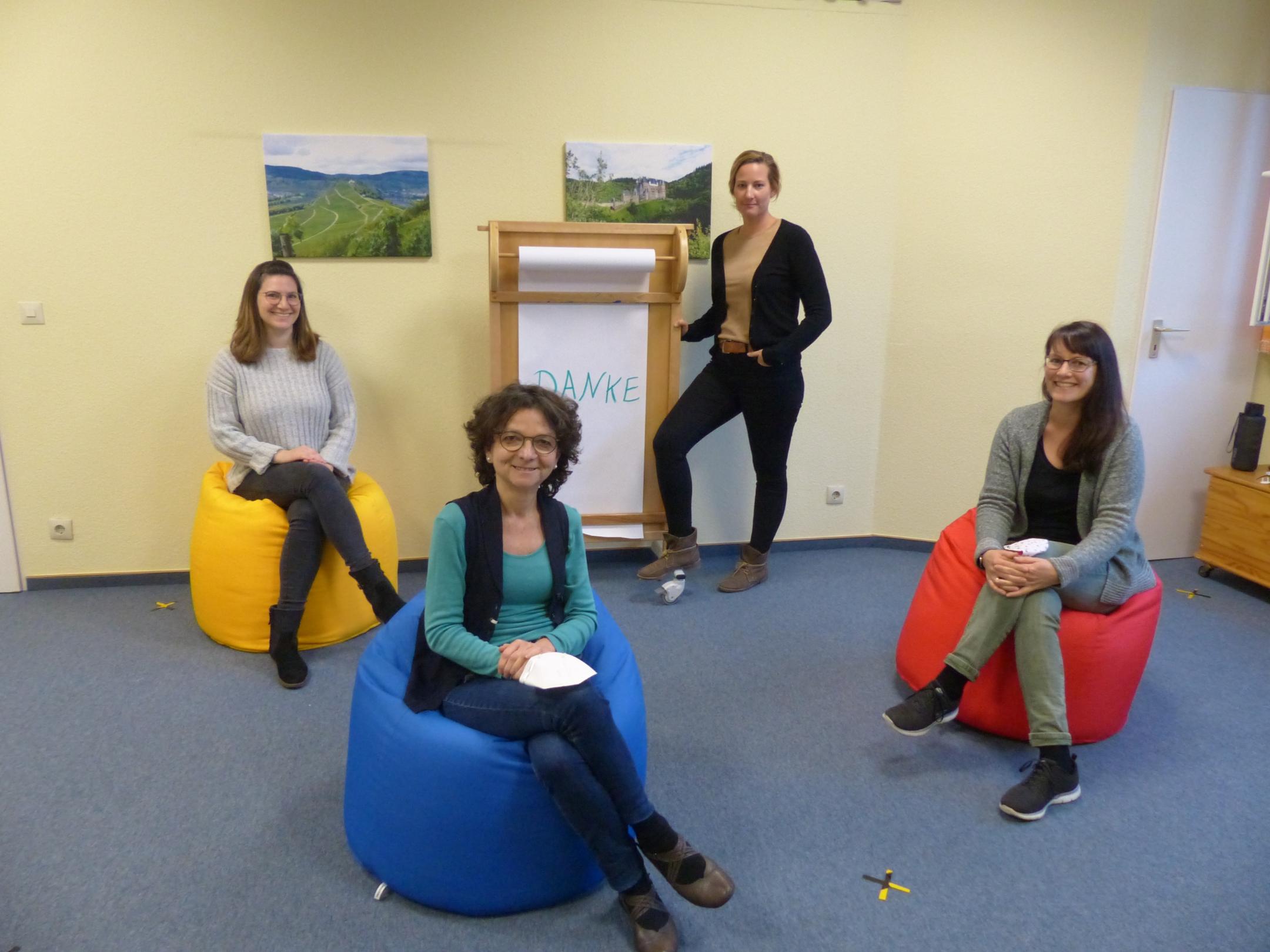 Nathalie Thome, Doris Blesius, Esther Thönnes (stehend) und Simone Ibald Strauch (von links nach rechts), Beraterinnen in der Lebensberatungsstelle in Cochem.