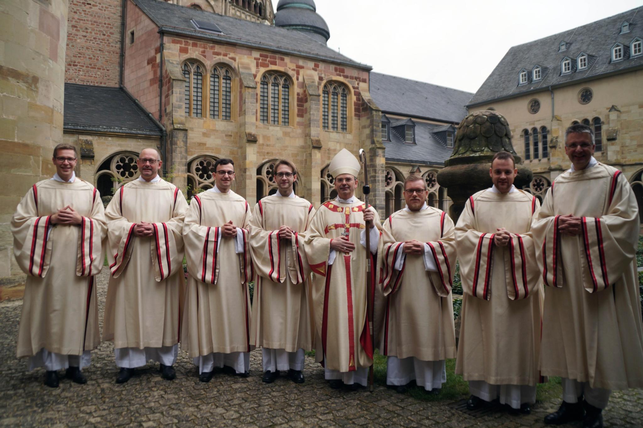 Die sieben Diakone (in der Mitte Weihbischof Brahm) können leider nicht wie geplant Ende Mai zu Priestern geweiht werden.