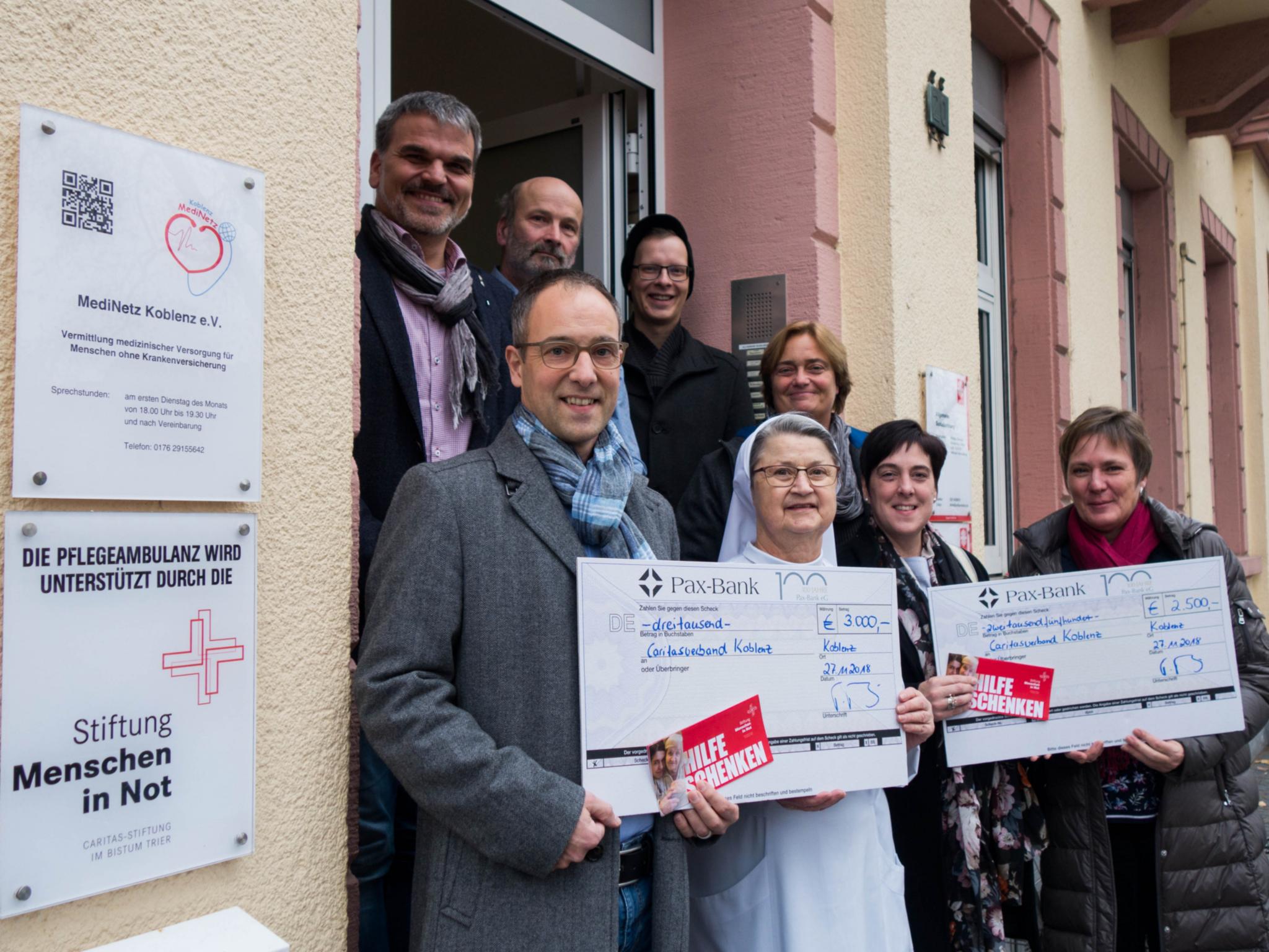 Michaela Marx (2.v.re.) und Thomas Theis (1. Reihe li.) von der Stiftung übergeben die Spendenschecks an die Fachberatungsstelle.