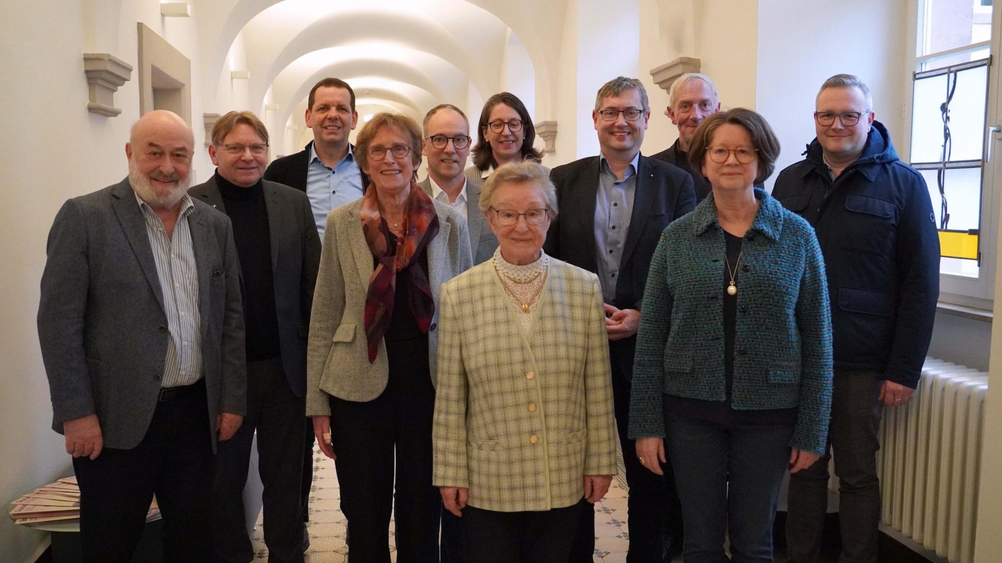 Gemeinsam für Menschen in Not – Das neu gewählte Kuratorium mit dem neuen Vorstand der Caritas-Stiftung im Bistum Trier gemeinsam mit dem herzlich verabschiedeten Kuratoriumsmitglied Magdalena Theobald (Mitte, vorderste Reihe). Auf dem Foto fehlt: Dr. Anne Vischer-Wagner.