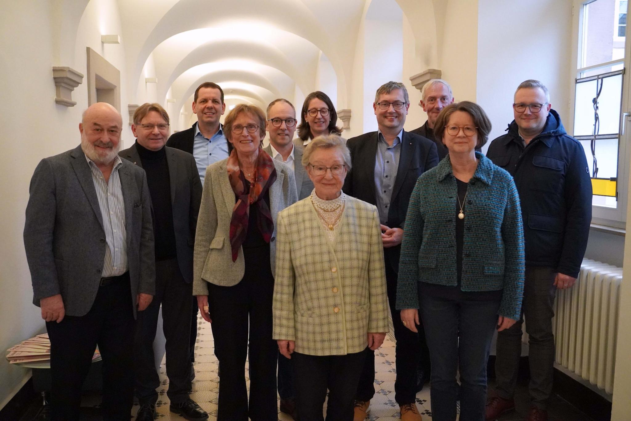 Gemeinsam für Menschen in Not – Das neu gewählte Kuratorium mit dem neuen Vorstand der Caritas-Stiftung im Bistum Trier gemeinsam mit dem herzlich verabschiedeten Kuratoriumsmitglied Magdalena Theobald (Mitte, vorderste Reihe). Auf dem Foto fehlt: Dr. Anne Vischer-Wagner.