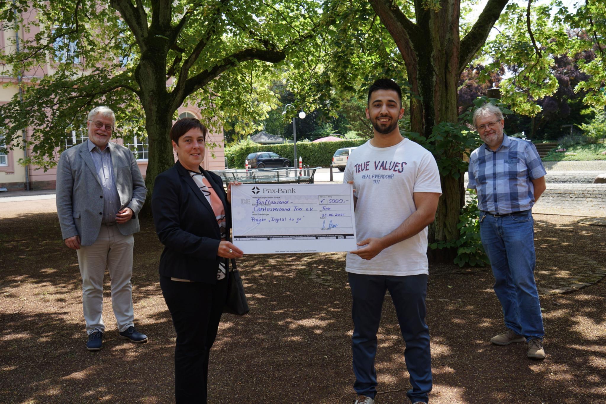 Dr. Bernd Kettern (Direktor Caritasverband Trier e.V.); Michaela Marx (Geschäftsführerin der Caritas-Stiftung Menschen in Not im Bistum Trier); Ali Farahi (IT-Mitarbeiter des Caritasverband Trier); Bernhard Jocher (Abteilungsleiter Beratung, Hilfe und Migration Caritasverband Trier) © Caritasverband Trier