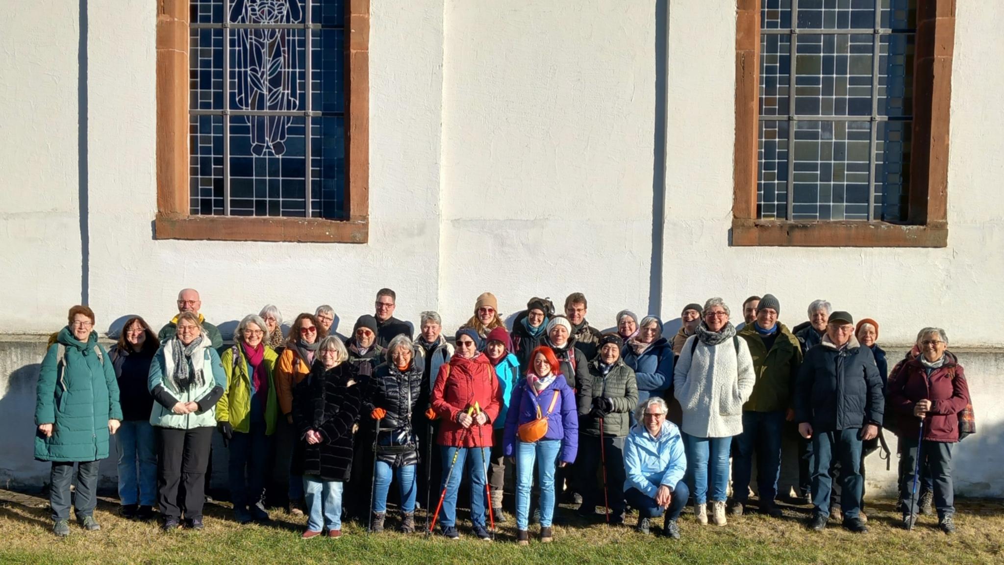 Teilnehmende des Hoffnungsschimmers unterwegs auf dem Hoffnungsweg